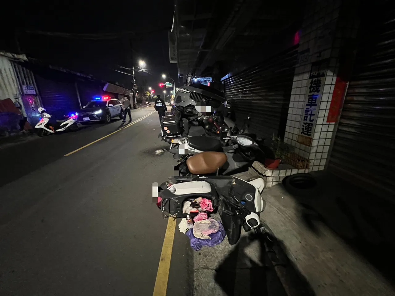 車禍波及路邊13輛機車，如骨牌般傾倒受損。翻攝畫面