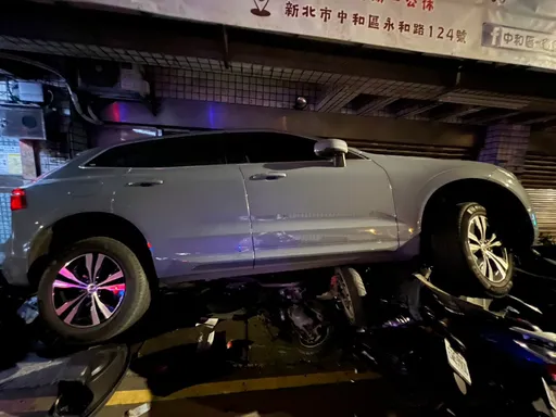 VOLVO失控連撞路旁13機車！　他稱疲勞駕駛開愛車「騎上」車堆才驚醒