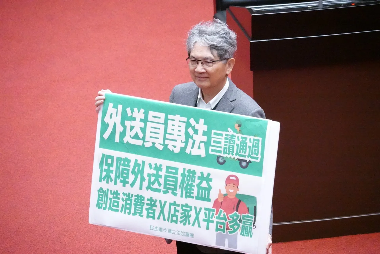 立法院院会 《外送员专法》三读，民进党立委王正旭会上举牌。庄宗达摄