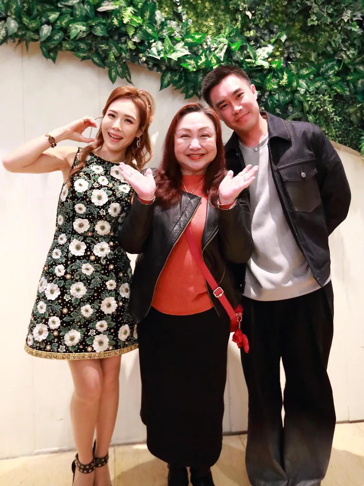 民歌天后鄭怡（中）對吳申梅（左）穩健唱功讚譽有加。喜上梅梢娛樂提供