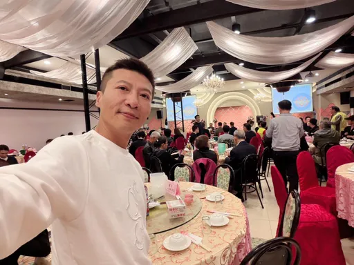 獨家｜童星歌王被爆約人妻摩鐵看電影　男友討16萬8888紅包！方順吉報警處理