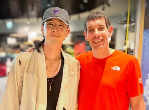 霍諾德破次元同框吳建豪！網友驚呼手掌大小差很多