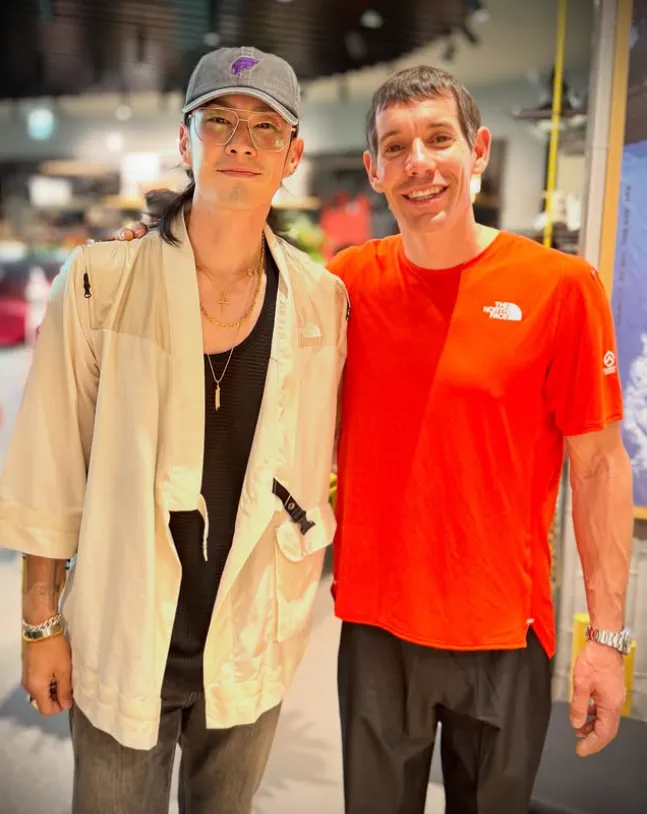 霍諾德手掌看起來比吳建豪大很多。翻攝吳建豪IG