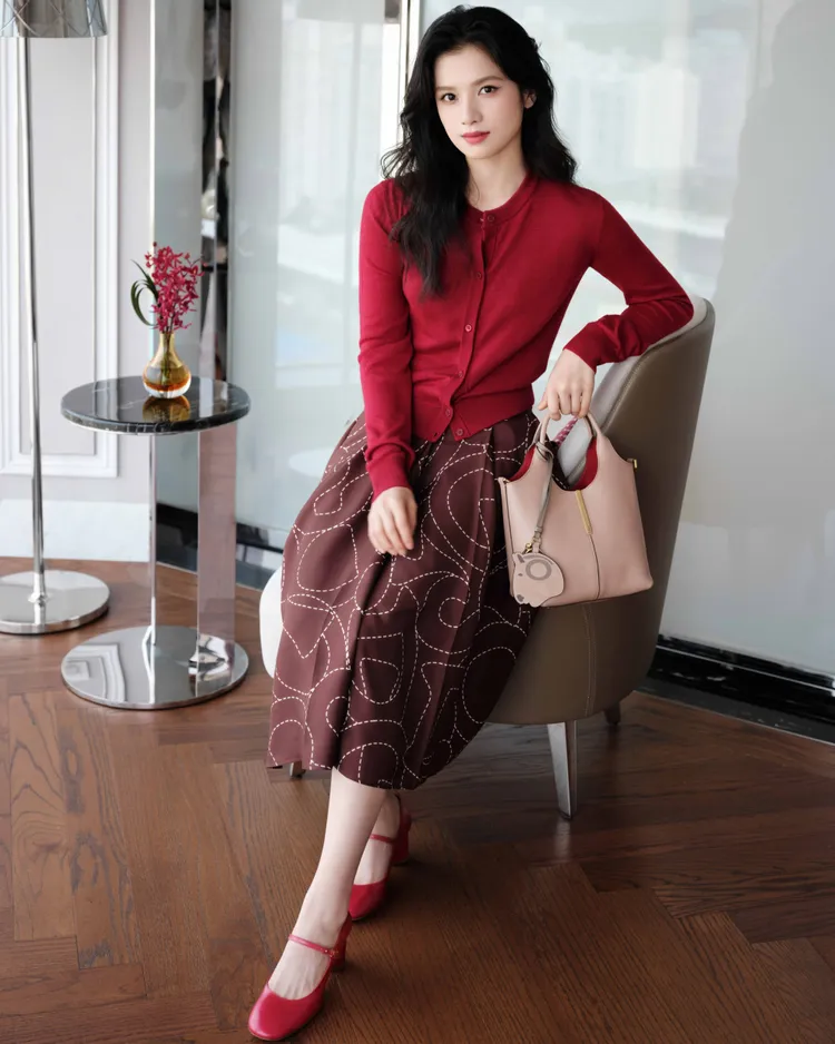 張婧儀以BARRETTA手提斜背包搭配紅色瑪莉珍鞋。品牌提供