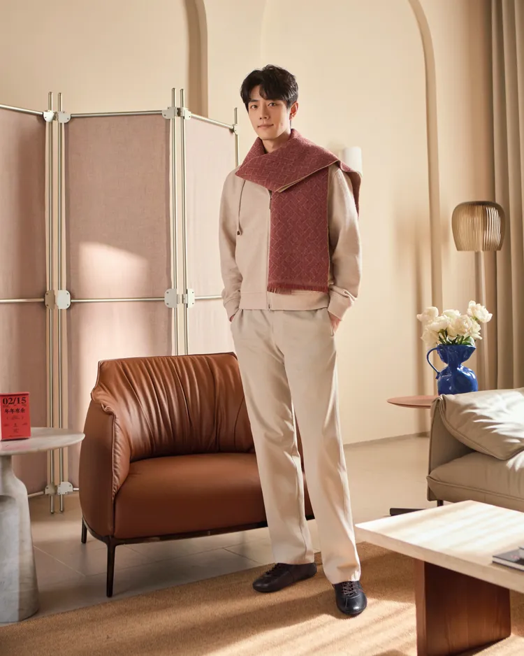 肖戰以一身俐落米白色造型搭配深紅色圍巾。品牌提供