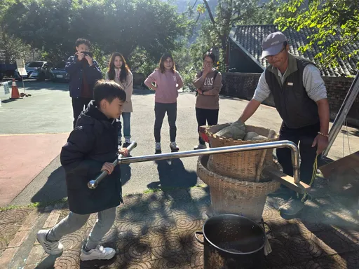 刘兴钦漫画「土砻」体验活动登场　大小朋友乐学农业知识