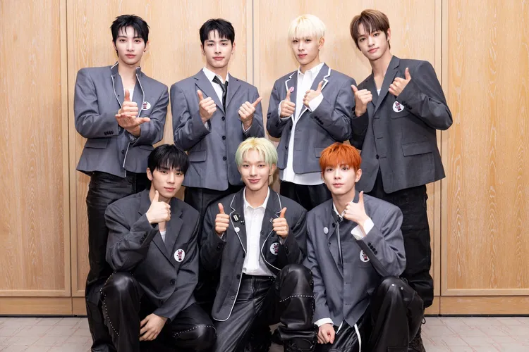 YU（後排左）去年被選為國寶級帥哥，室友YUKI（前排右）表示每天看他洗澡出來都會讚嘆。藝尚提供