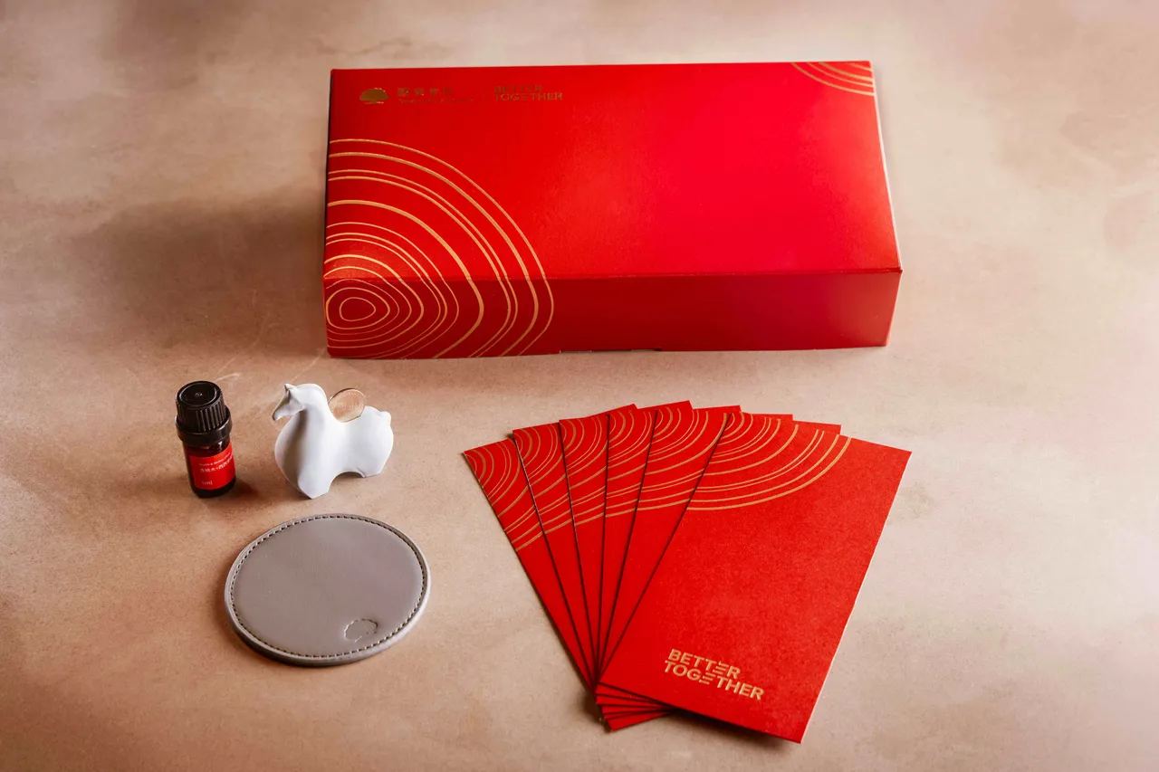 國泰金控特定選用台南官田廢棄菱角殼，高溫淬鍊後灌注成駿馬形狀的擴香石，將農業廢料轉化為高質感禮品，落實「循環經濟」的環境共好理念。國泰金控提供