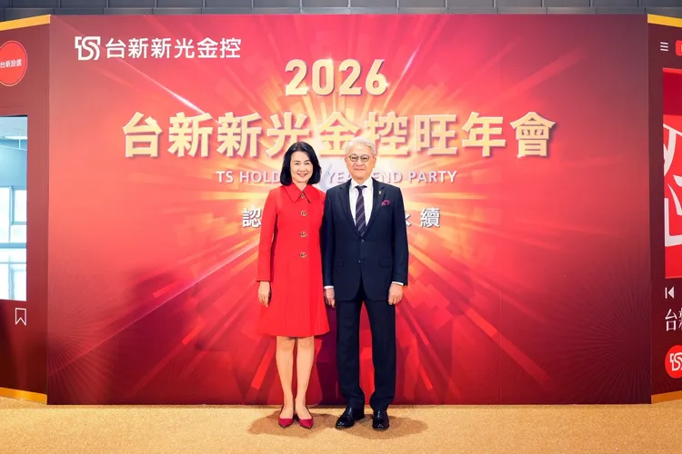 台新新光金控今(17)日舉辦合併後首場旺年會，圖中董事長吳東亮(右)與夫人彭雪芬(左)。