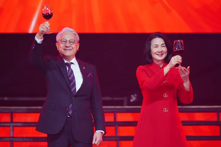 台新新光金控今(17)日舉辦合併後首場旺年會，台新新光金控董事長吳東亮(圖左)及夫人彭雪芬(圖右)一同舉杯與員工同歡。 