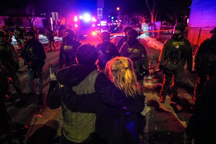 明尼蘇達州明尼阿波利斯市日夜都可看見民眾與ICE執法人員對峙。路透