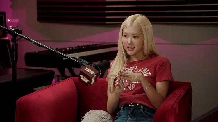 ROSÉ透露為了躲狗仔，曾買假髮，喬裝成老奶奶約會。翻攝YouTube