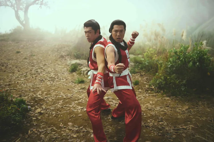 玖壹壹另兩位成員健志與洋蔥挑戰觀眾耳熟能詳的經典角色「飛龍、飛虎」。麻吉砥加提供