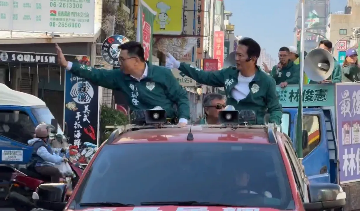 賴瑞隆連續兩天陪同林俊憲車隊掃街，喊出「南高連線」口號。民眾提供