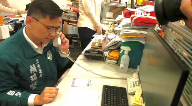 賴瑞龍親自幫林俊憲打催票電話。民眾提供