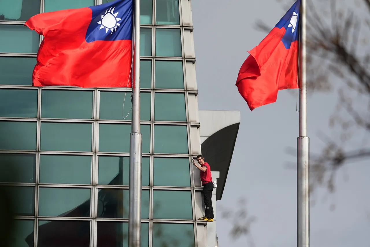 霍諾德在攀登101過程，很自然地與中華民國國旗同框，這一幕也透過直播放送。彭欣偉攝