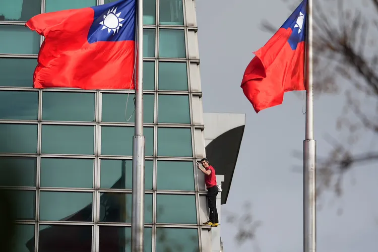 霍諾德在攀登101過程，很自然地與中華民國國旗同框，這一幕也透過直播放送。彭欣偉攝