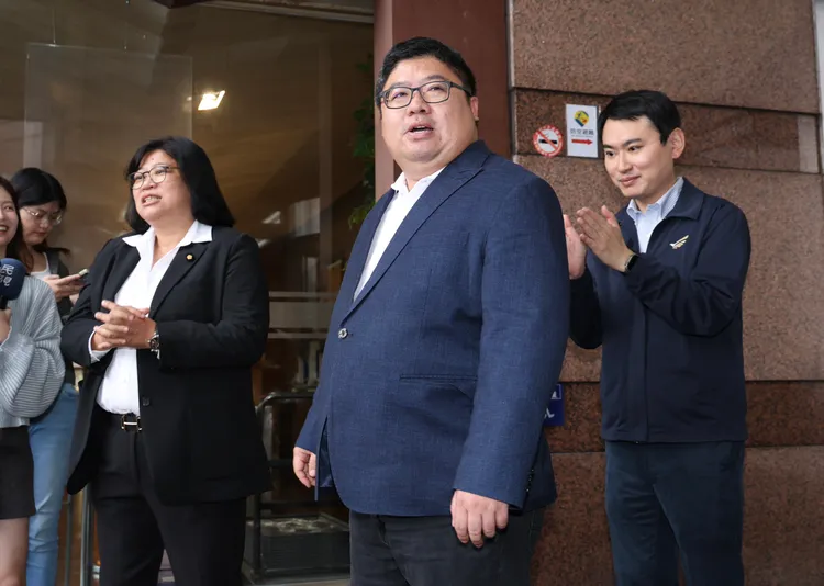 蔡易餘(中)在立委王美惠(左)、陳冠廷(右)陪同下，登記參選民進黨嘉義縣長初選。記者莊宗達攝