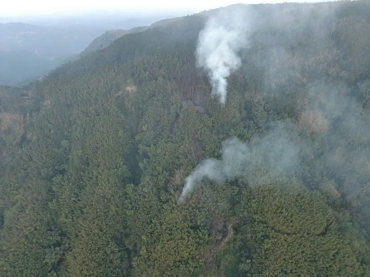 火勢已經延燒3天，面積約8公頃，消防人員今天針對兩處火點滅火。雲林縣消防局提供