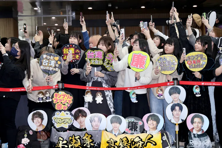 台灣粉絲有備而來，準備應援善、手幅歡迎King & Prince抵台。莊宗達攝