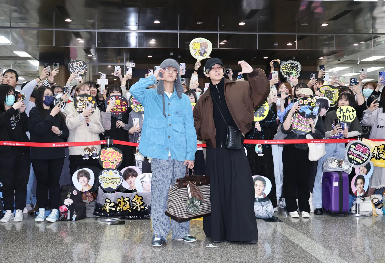 永瀬廉（右）聽到粉絲用日文大喊「最喜歡廉海」，開心笑了。莊宗達攝