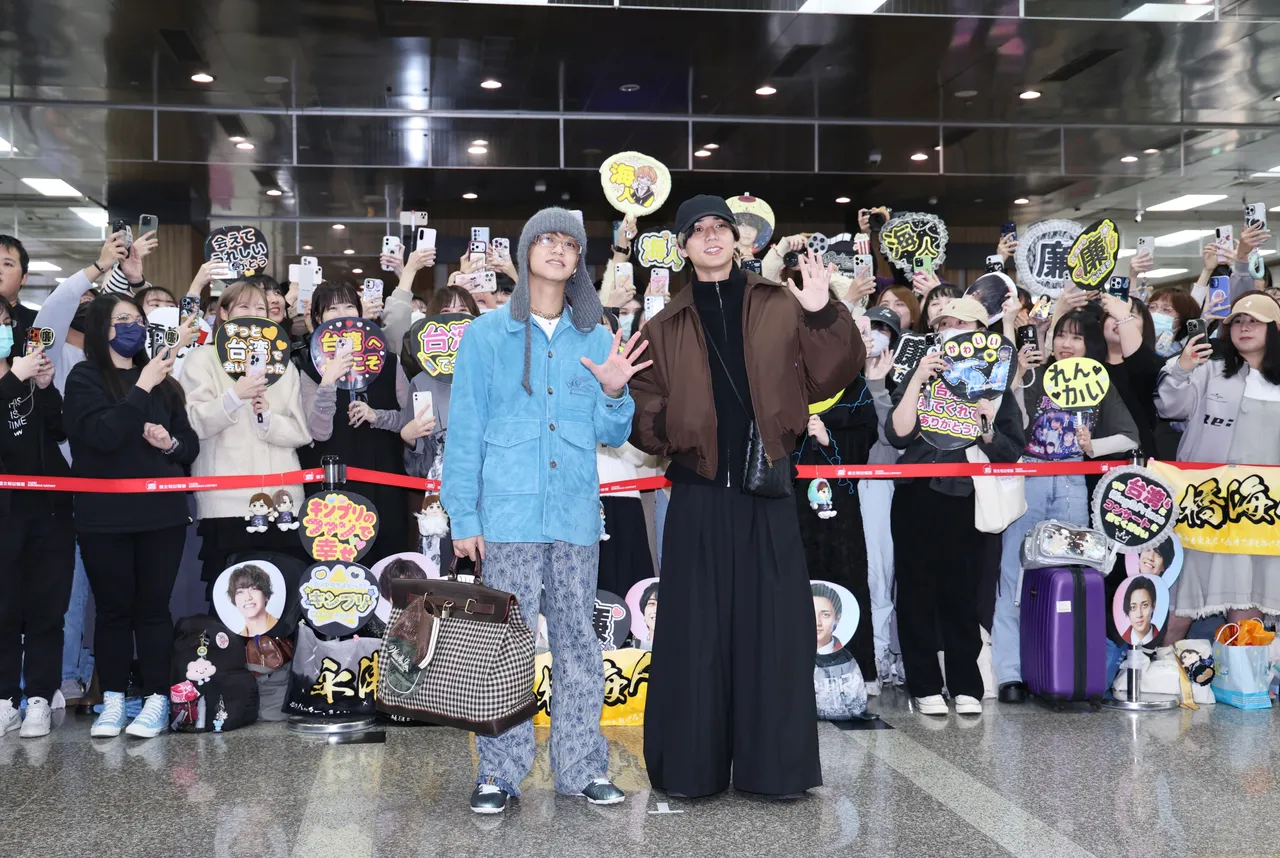 高橋海人（左）、永瀬廉對著鏡頭揮手打招呼。莊宗達攝