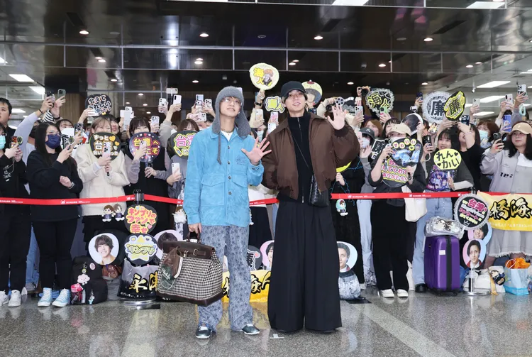 高橋海人（左）、永瀬廉對著鏡頭揮手打招呼。莊宗達攝