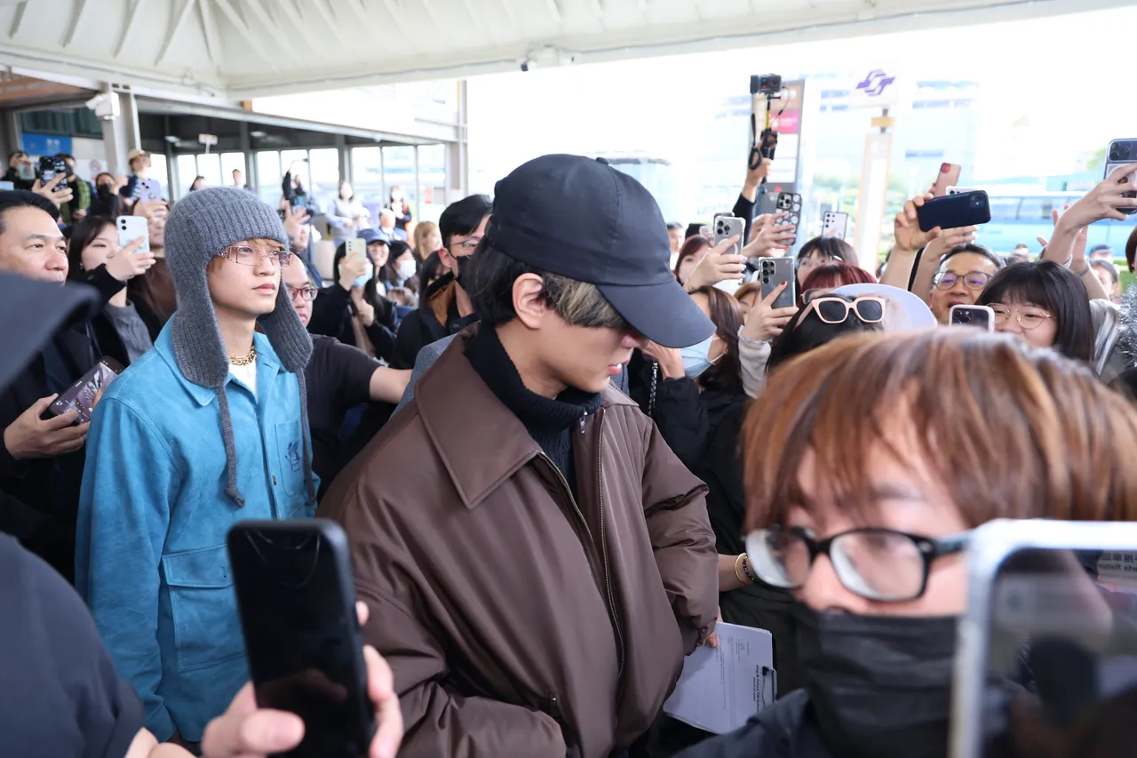 高橋海人（左）、永瀬廉坐上保母車，被大批粉絲圍著拍攝。莊宗達攝