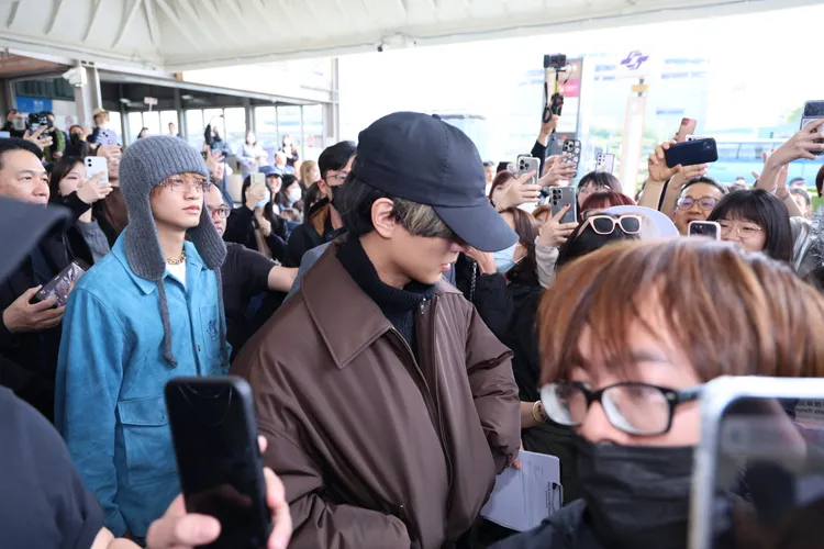 高橋海人（左）、永瀬廉坐上保母車，被大批粉絲圍著拍攝。莊宗達攝