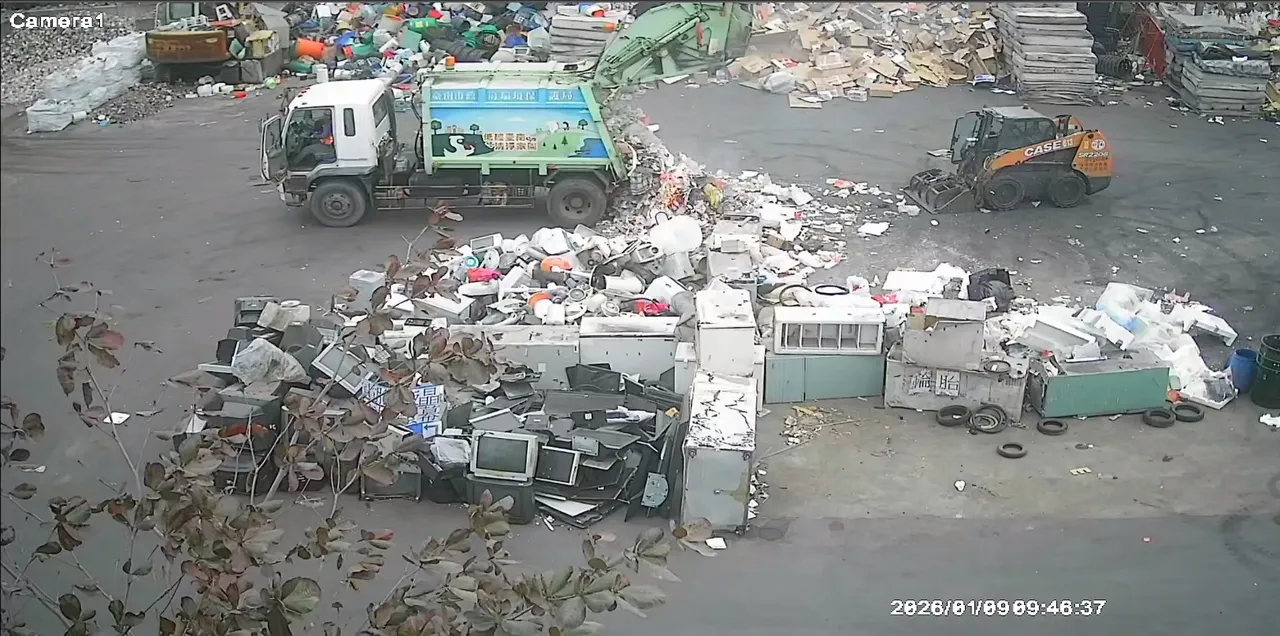 作業過程中發現垃圾車斗有煙竄出，環保人員立即操作垃圾車，將車斗垃圾倒出於地板安。翻攝畫面