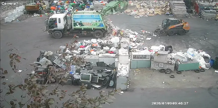 作業過程中發現垃圾車斗有煙竄出，環保人員立即操作垃圾車，將車斗垃圾倒出於地板安。翻攝畫面