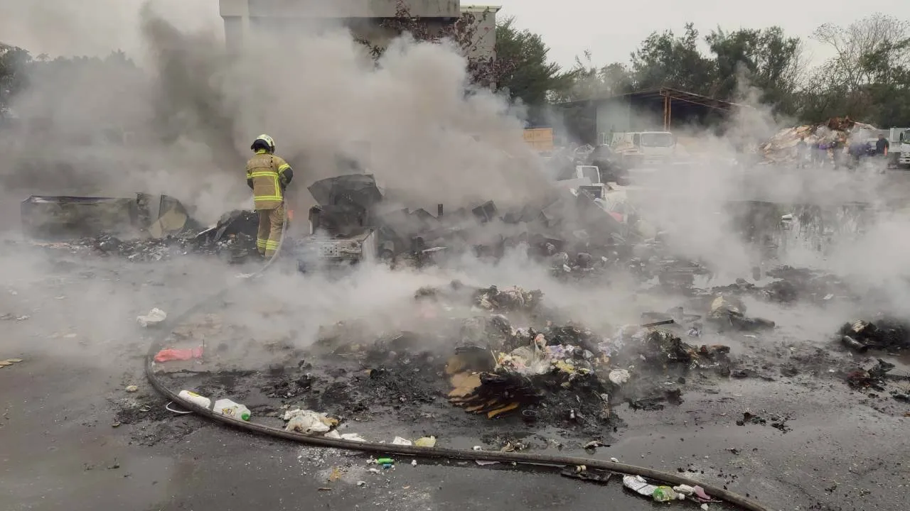 火勢撲滅，殘火處理中。翻攝畫面