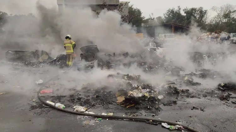 火勢撲滅，殘火處理中。翻攝畫面