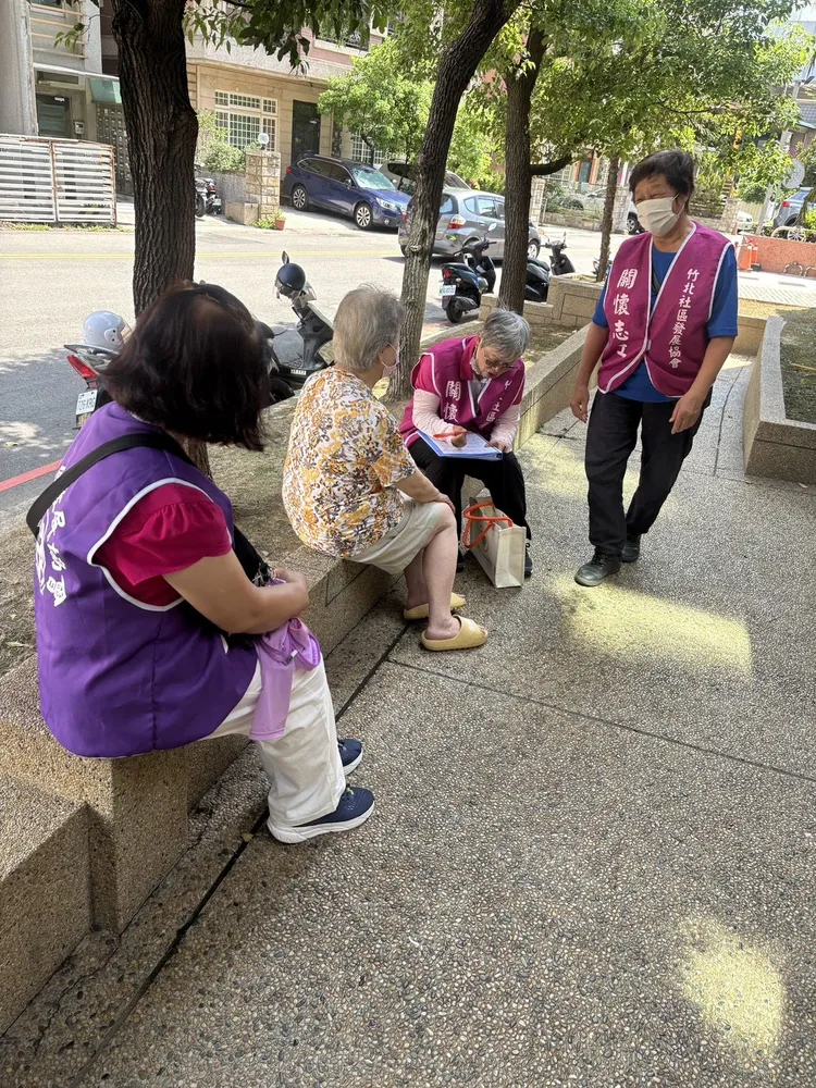 關懷長者。新竹縣府提供