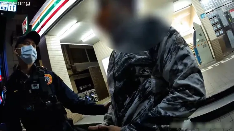 鄭男辯稱因植髮、做臉才與長相不符。翻攝畫面