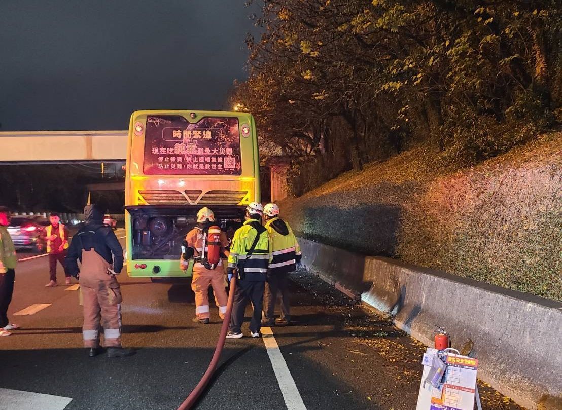 遊覽車國道冒煙起火 司機急停路肩疏散24名乘客