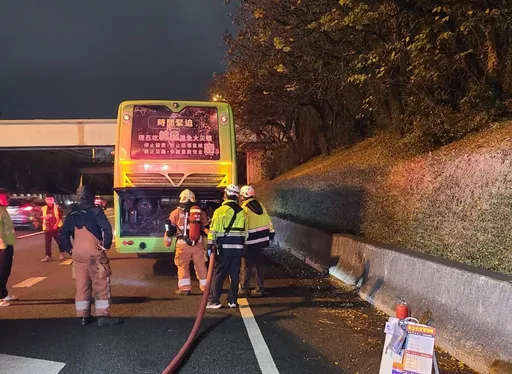 遊覽車國道冒煙起火　司機急停路肩疏散24名乘客