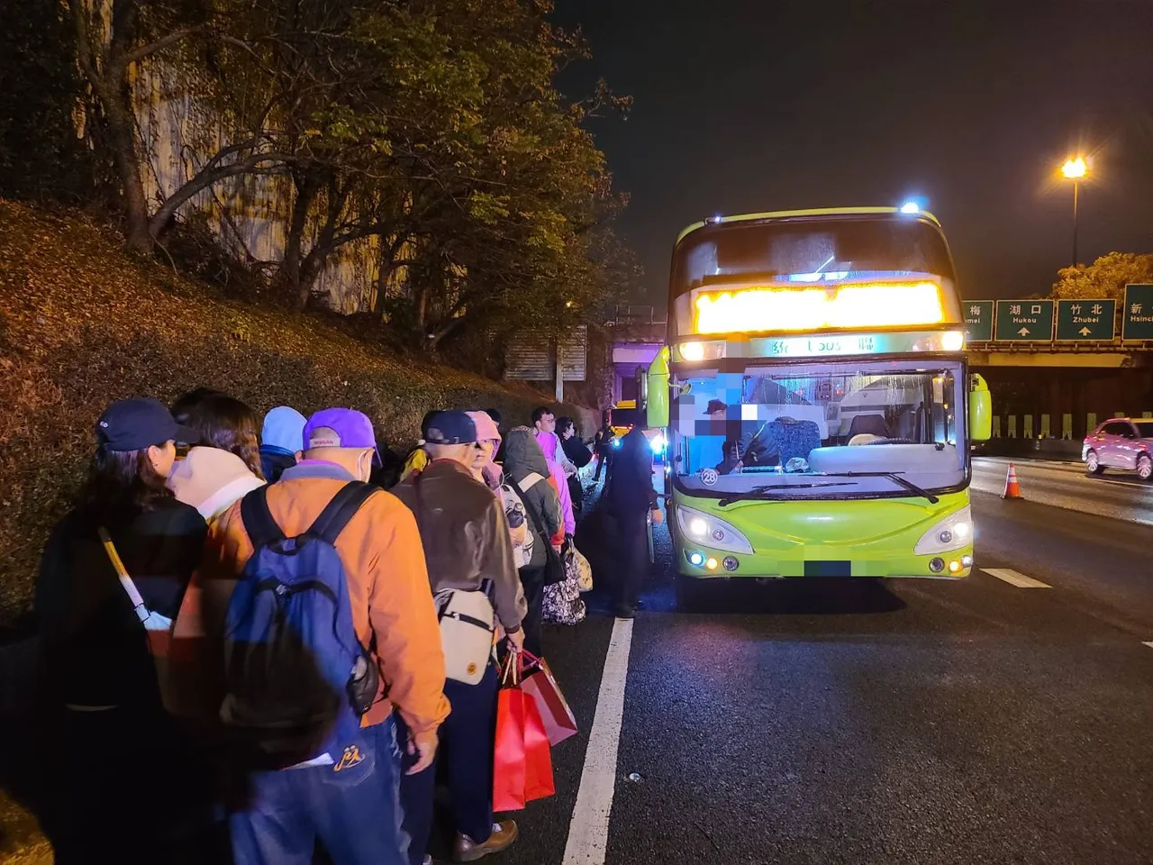 24名乘客由支援車輛接駁離去。新竹市消防局提供