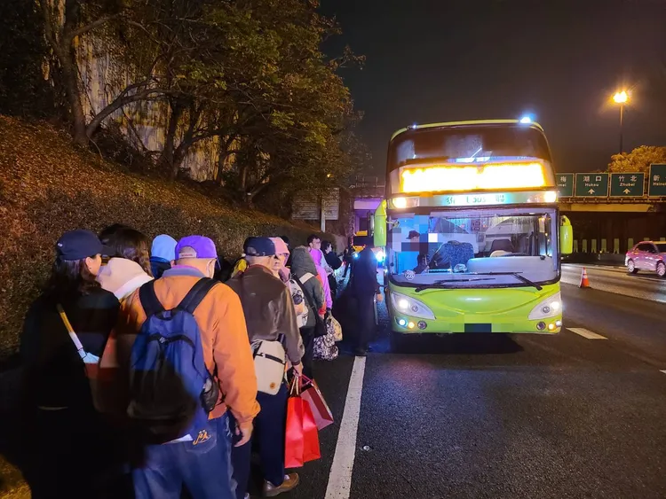 24名乘客由支援車輛接駁離去。新竹市消防局提供