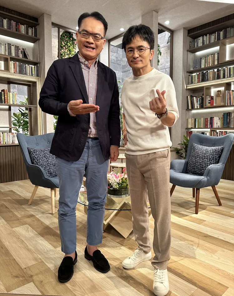 鄭弘儀（右）讓唐從聖在節目中，談到很多成長經歷、以及家庭生活。三立提供