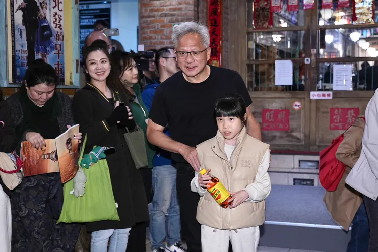 輝達執行長黃仁勳處度走出宴會，送現場民眾與媒體香腸油飯、蘋果西打，展現親民作風。彭欣偉攝