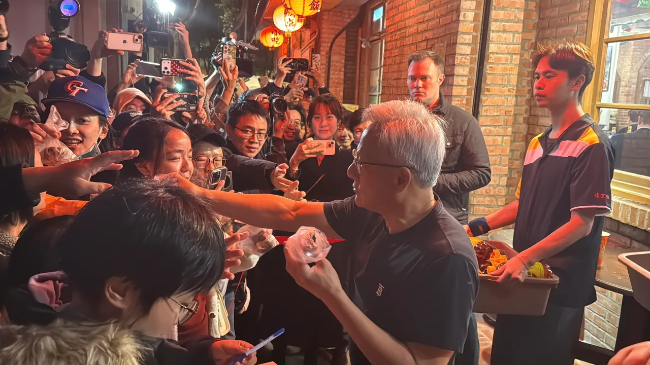 輝達執行長黃仁勳處度走出宴會，與現場民眾互動送小點心，展現親民作風。呂承哲攝