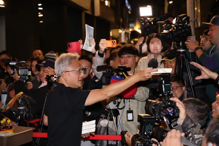 輝達執行長黃仁勳處度走出宴會，送現場民眾與媒體香腸油飯、蘋果西打，展現親民作風。彭欣偉攝