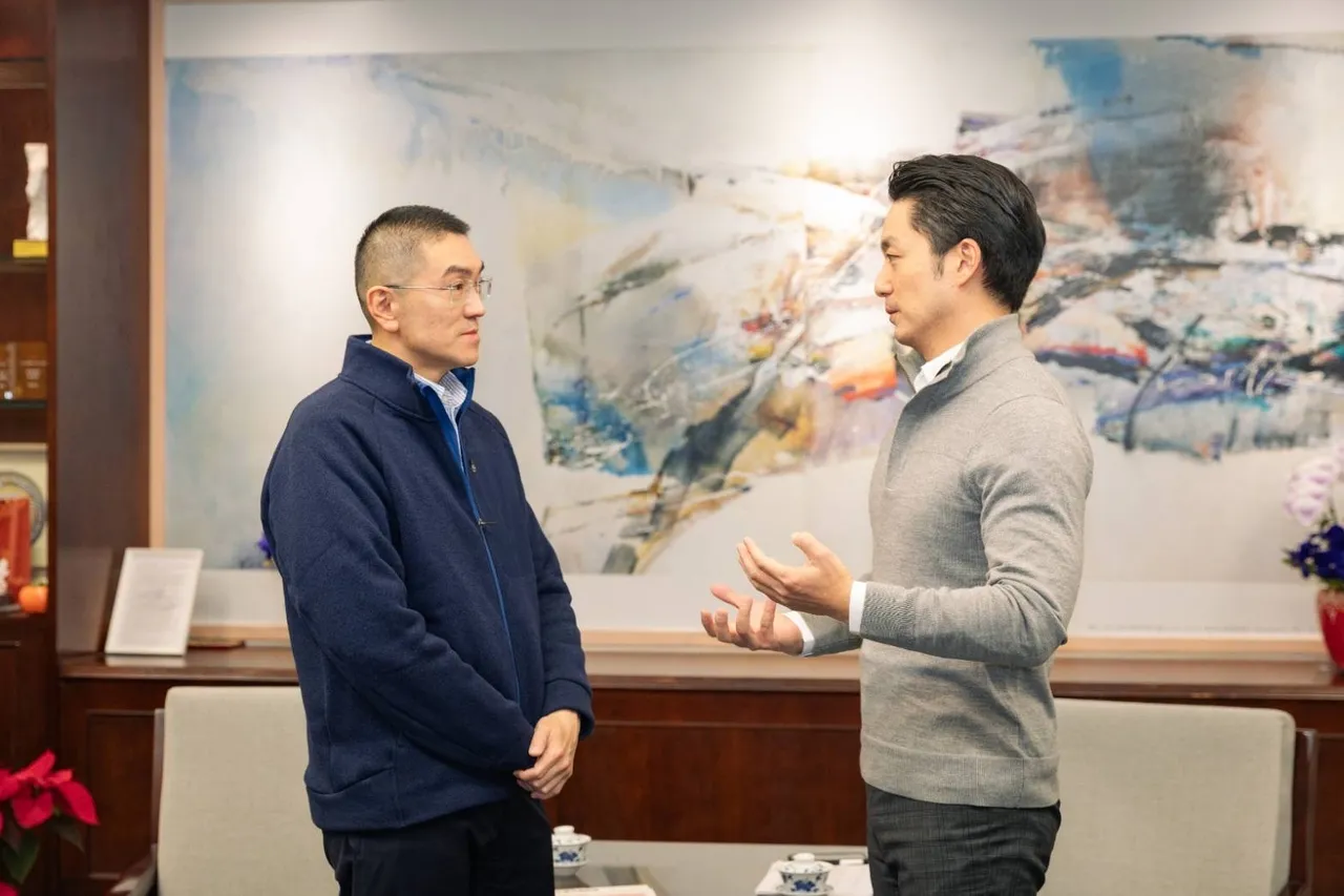 谢国梁（左）专心听取蒋万安的建议。基隆市府提供