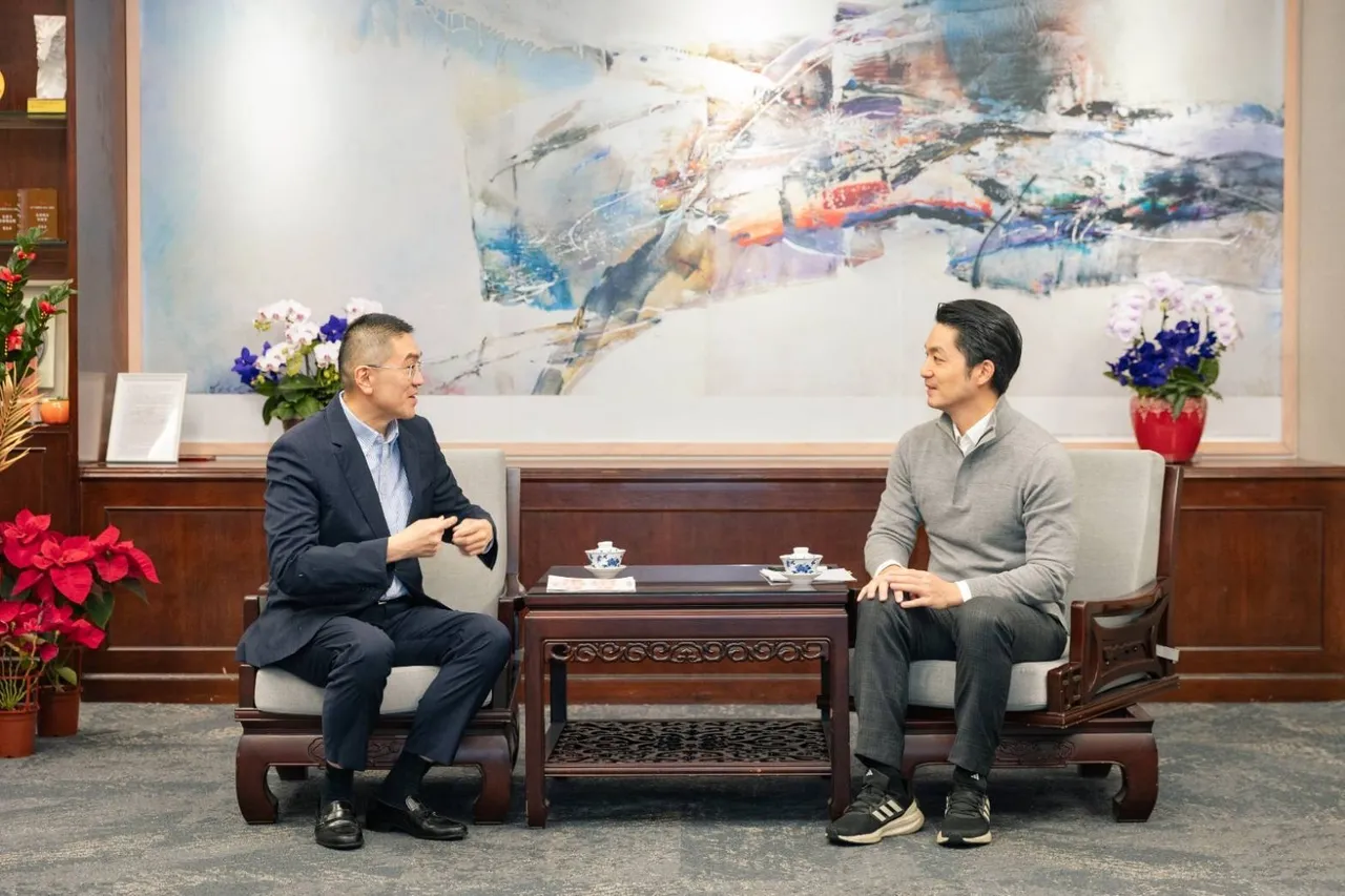 谢国梁（左）向蒋万安请益后，宣布基隆市国中小营养午餐免费。基隆市府提供