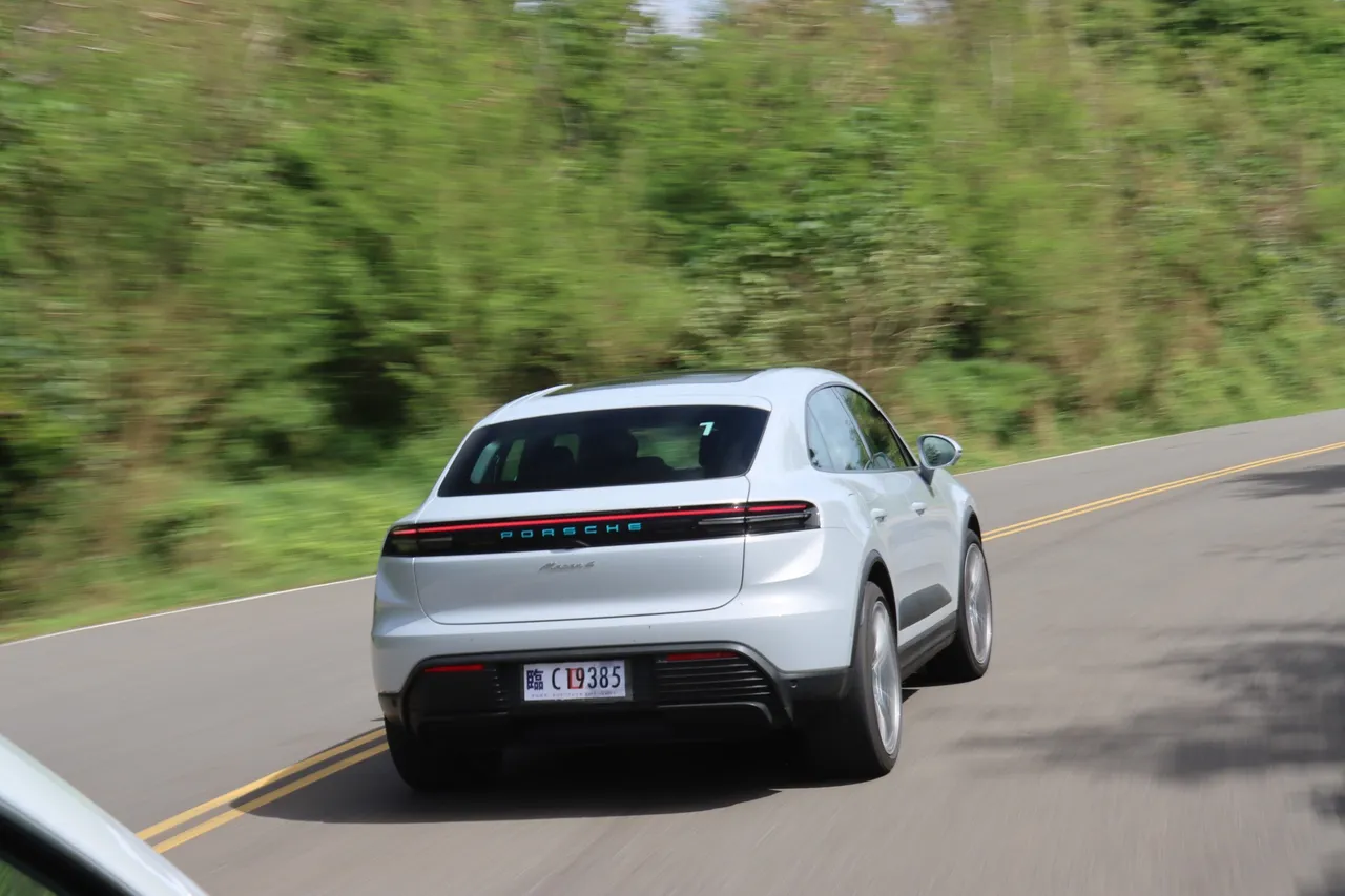 全新电动版Macan承担品牌电动化转型重任，采用纯电平台与高输出设定，但市场接受度与燃油车型仍存在落差，也促使Porsche重新检视动力布局与产品策略。林浩升摄