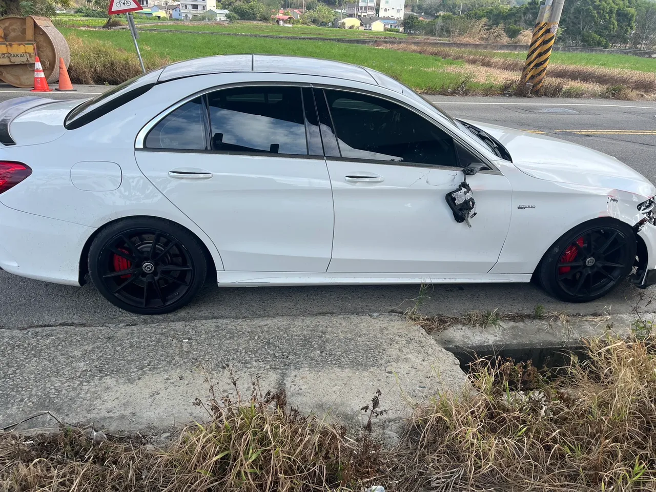 警方在5公里外找到肇事宾士车。民众提供