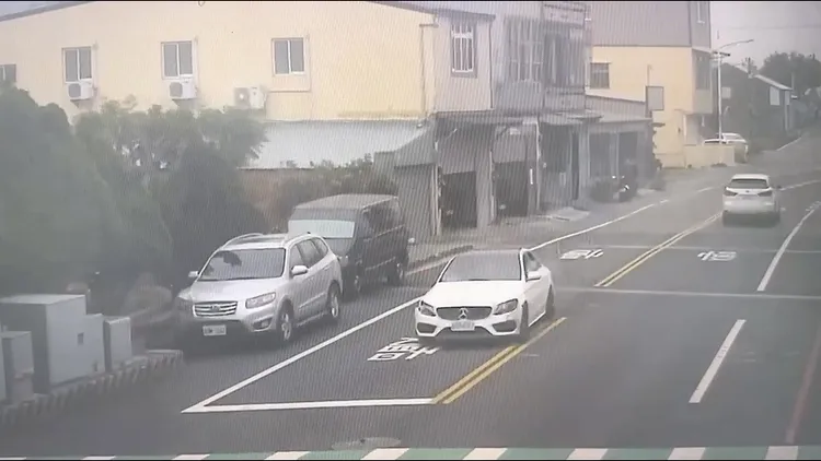 肇事賓士車被警方鎖定。民眾提供