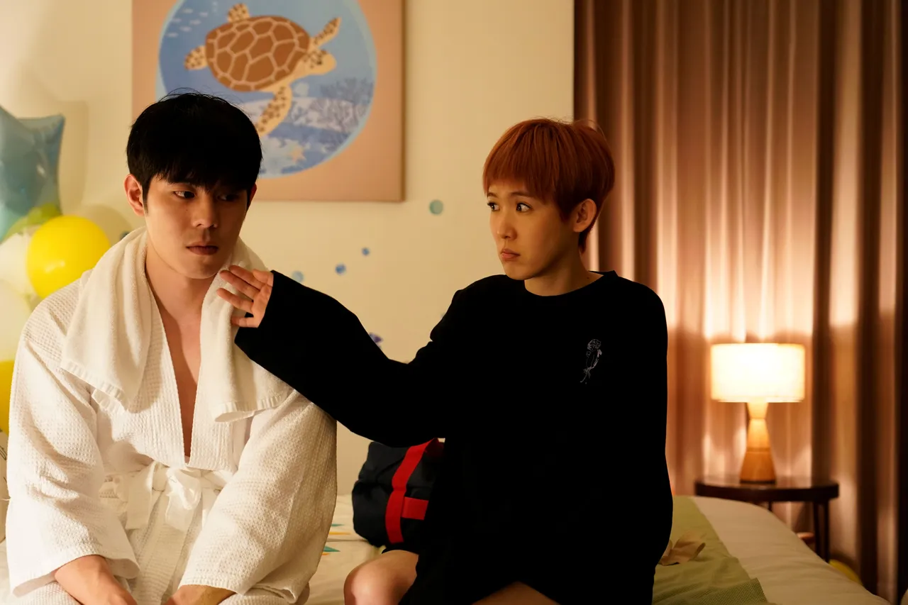 孫可芳(左)與穿性感浴袍的詹懷雲開房間。彼此影業提供