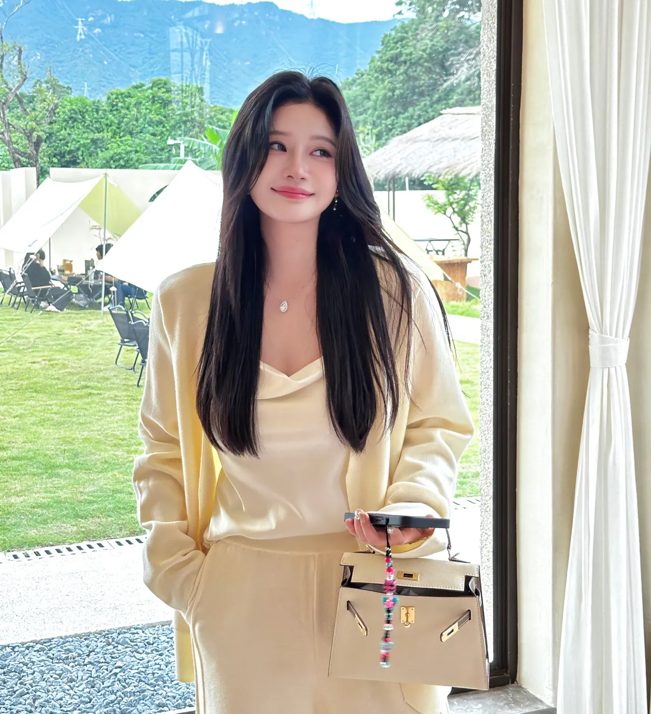 網美易易紫。翻攝易易紫微博